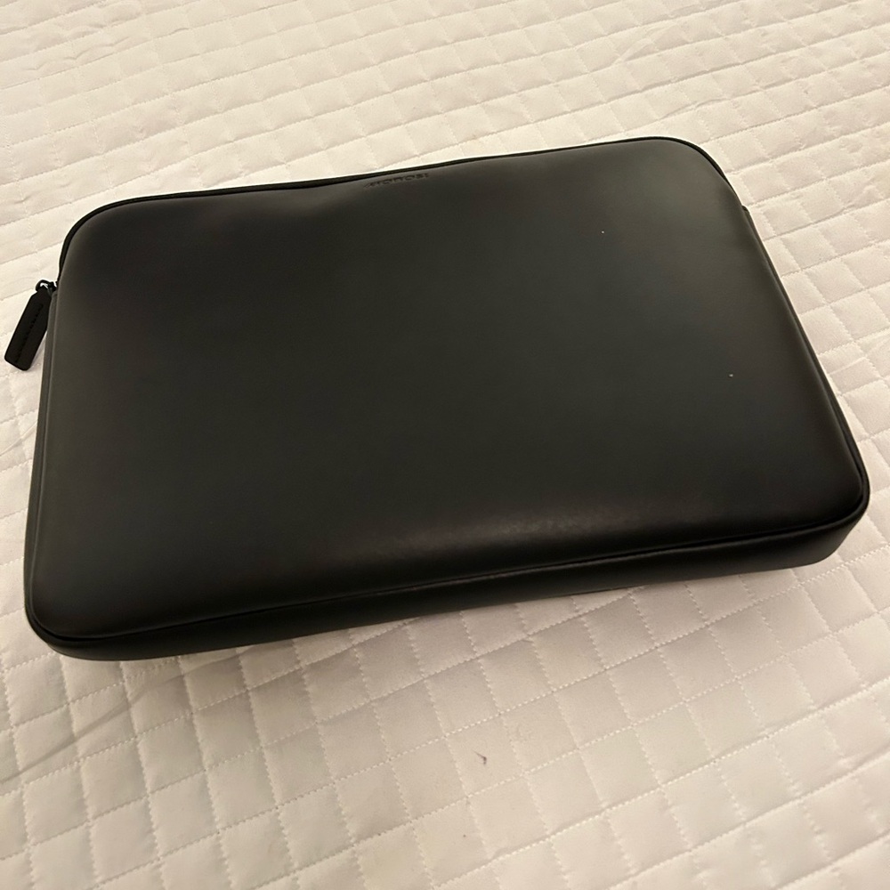 MO1000 Bring the Metro Laptop Sleeve along with you on your daily commute, - Picture 2 of 3
